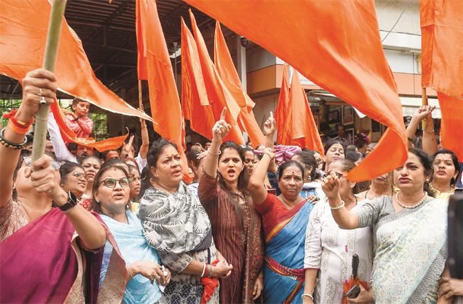 In Mumbai, pro-Shiv Sena women demonstrate in support of Chief Minister Adu Thackeray.