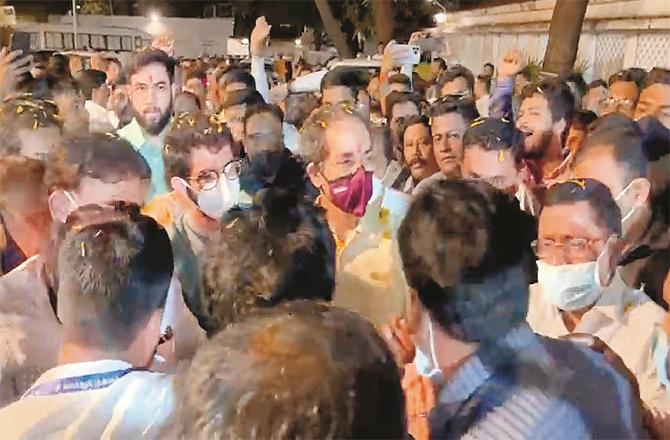 Outside the assembly, a large number of Shiv Sena members are with uddhav thackeray