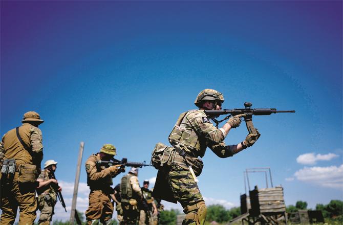 Ukrainian troops practicing on the ground against Russian troops. (AP / PTI)