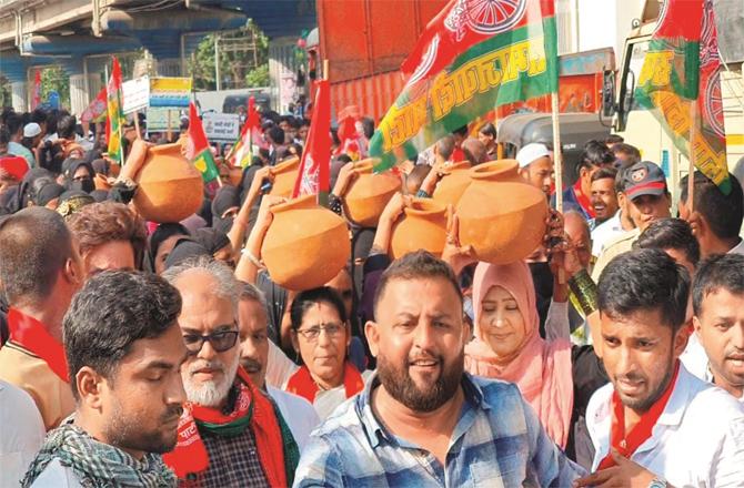 Samajwadi Party members protesting for water in Bhiwandi (Photo: Inquilab)