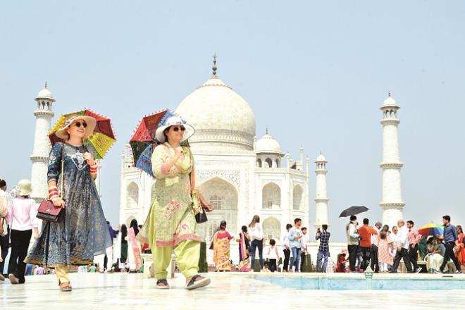 Tourists visiting the Taj Mahal are disturbed by the scorching sun..Picture:INN