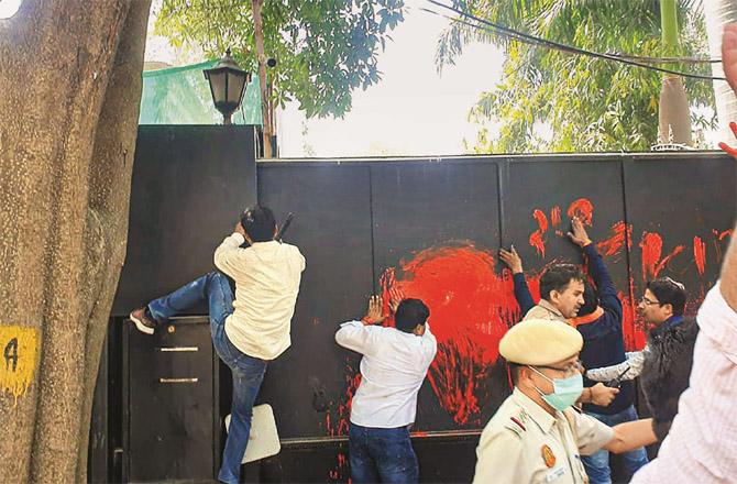 Attempts were made to paint the gate of Kejriwal`s bungalow saffron while some workers jumped over the gate and entered inside. (PTI)