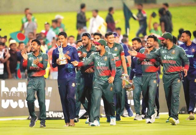  After winning the one-day series in South Africa for the first time in Bangladesh, the players would cross the field with traffic..Picture:INN