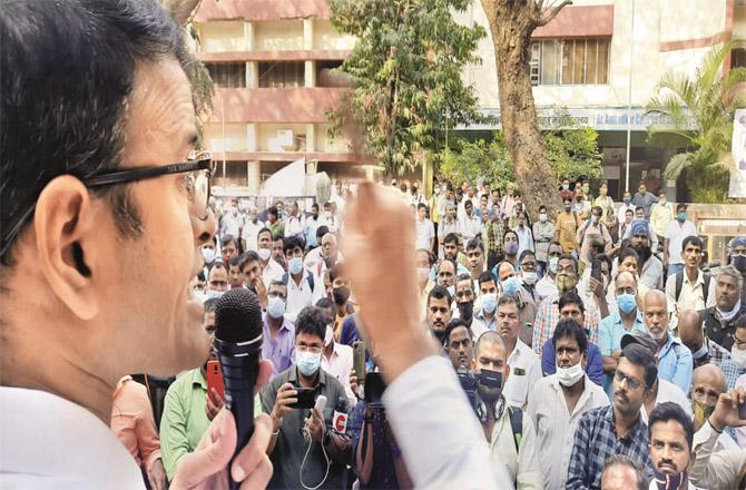 Union leader Shashank Rao addressing the best employees during a protest in Vadaladpo.