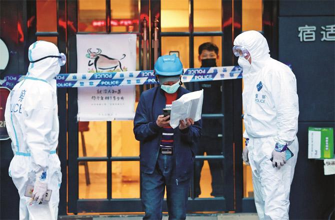 In Shanghai, police officers can be seen in special uniforms designed to protect against corona.