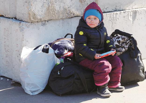 A girl waits for a bus to evacuate in Ukraine.Picture:INN