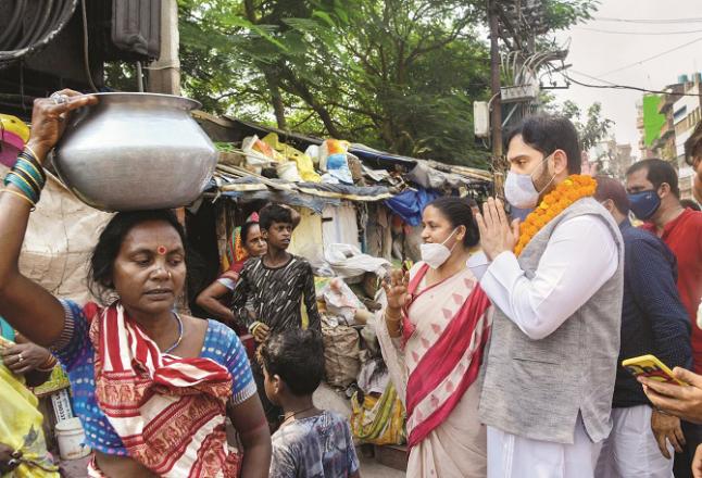 A woman carries water in Patna.Picture:INN