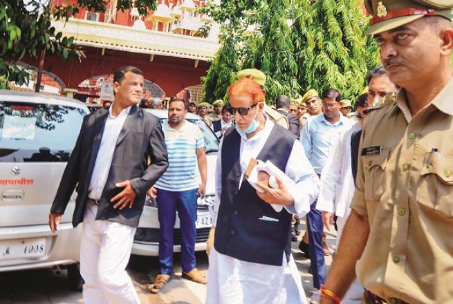 Senior Samajwadi Party leader and MPA Azam Khan produced in CBI court in Lucknow.Picture:PTI