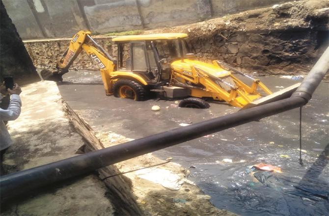 A drain of Bhiwandi is being cleaned.