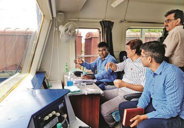 Railway and BMC officials inspect cleanliness by train between CSMT and Mulund station.Picture:INN
