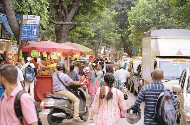 Dadar`s Ranade Road on which a large number of hawkers can be seen