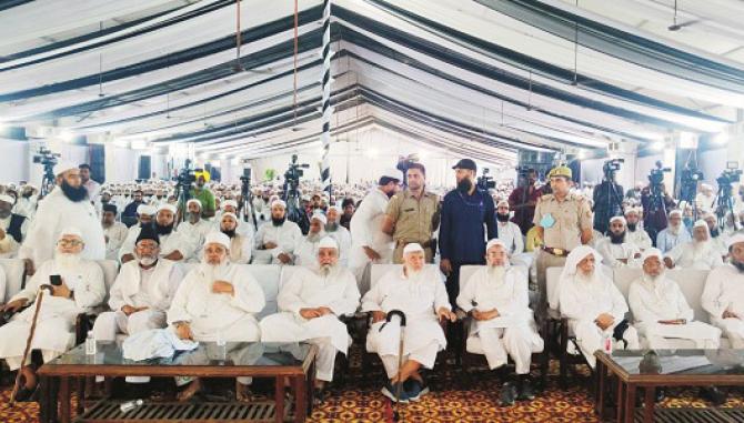  Maulana Arshad Madani and Maulana Mahmood Madani in the presence of other dignitaries on the second day of the meeting in Deoband.Picture:INN