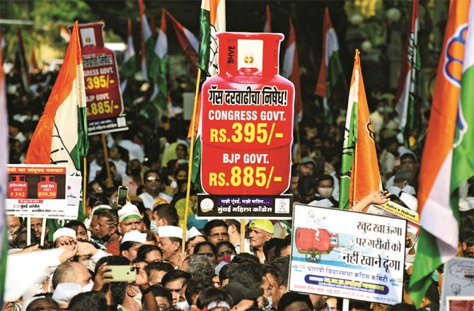 The sharp rise in the price of cooking gas has led to growing public anger against the government. (File photo)