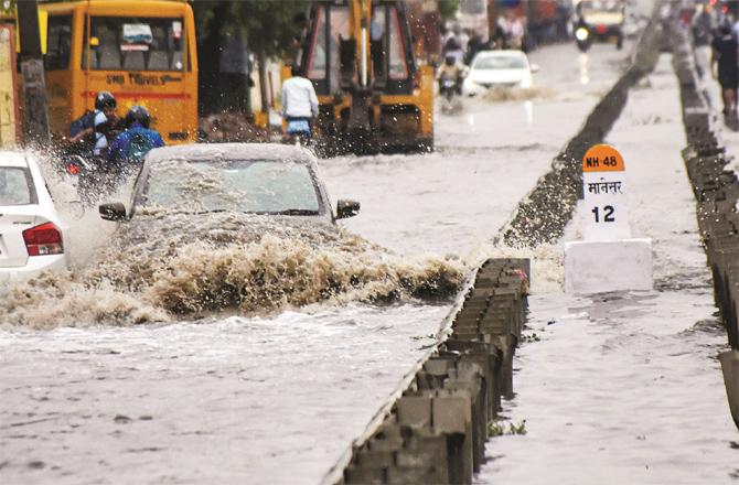 Here the intensity of rain can be gauged by looking at the highway in Delhi where vehicles can be seen floating in the water on the road.