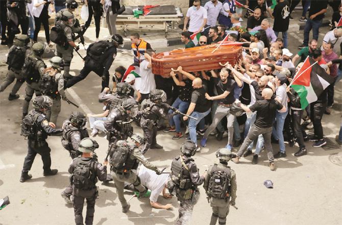 Israeli police cordoned off the funeral procession and began raining down sticks. (Photo: PTI)