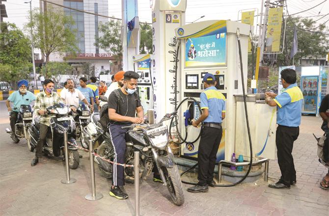 Reducing fuel prices will bring some relief to consumers. (File photo)