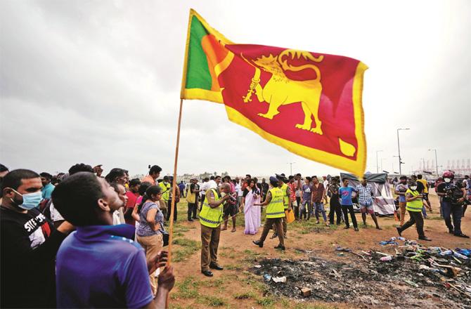 Despite the deployment of troops in the streets of Sri Lanka, the protests could not be stopped. (AP / PTI)
