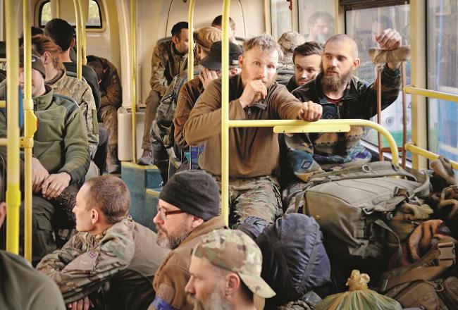 Soldiers and others surrender at the Isostal Steel Plant.Picture:INN