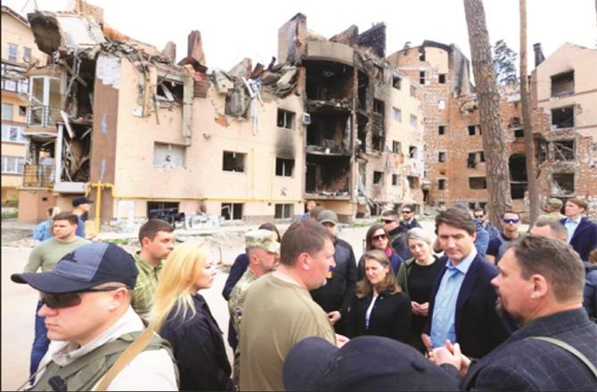 Canadian Chief Minister reviews war damage in Arpin, Ukraine.