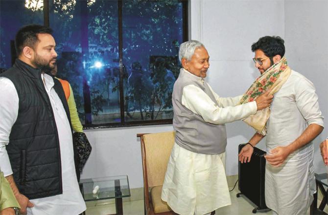 Nitish Kumar welcoming Aditya Thackeray. Tejaswi Yadav can also be seen along with it. (PTI)