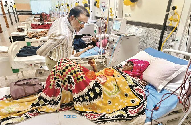 Patients are undergoing dialysis at Hakeem Ajmal Khan Hospital.