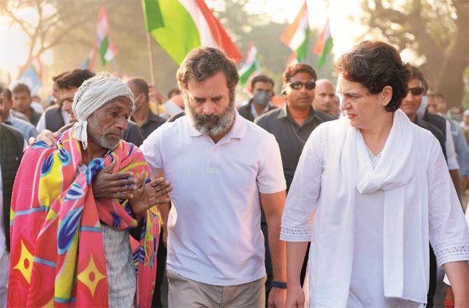 Rahul Gandhi and Priyanka Gandhi trying to understand the problems of local people in Khandwa (Photo: PTI)