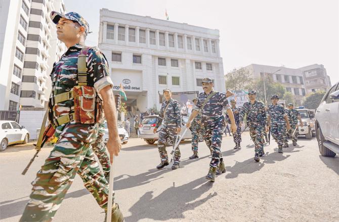 Strict security arrangements have been made in all areas. Meanwhile, representatives of political parties are engaged in `door-to-door` communication in their respective constituencies. The picture below is of security arrangements (Photo: PTI)