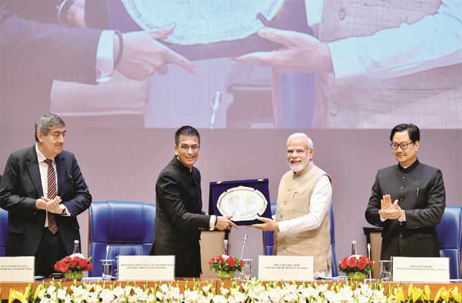 Prime Minister Narendra Modi, Chief Justice Chandra Chad, Law Minister Rijiju and others in the ceremony held at the Supreme Court on the occasion of Constitution Day.