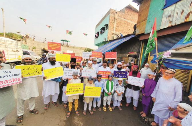 During the rally, head of Raza Academy Saeed Noori, students and teachers of madrasas with placards with different slogans.