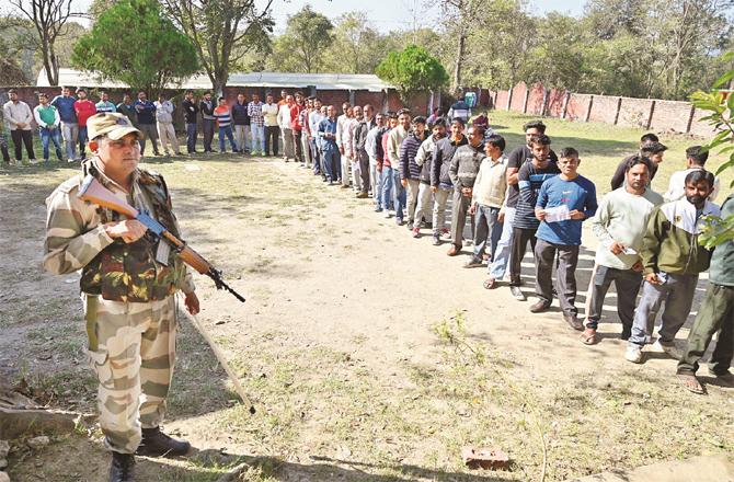 A long queue can be seen at a polling booth in Himachal Pradesh (Photo: PTI)