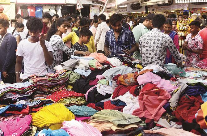 Crowds of shoppers can be seen in Dadar Bazaar, a famous area of ​​the city..Picture:INN