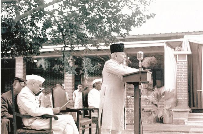 Maulana Azad is speaking at the National Academy of Art while Pandit Jawaharlal Nehru can also be seen. .Picture:INN