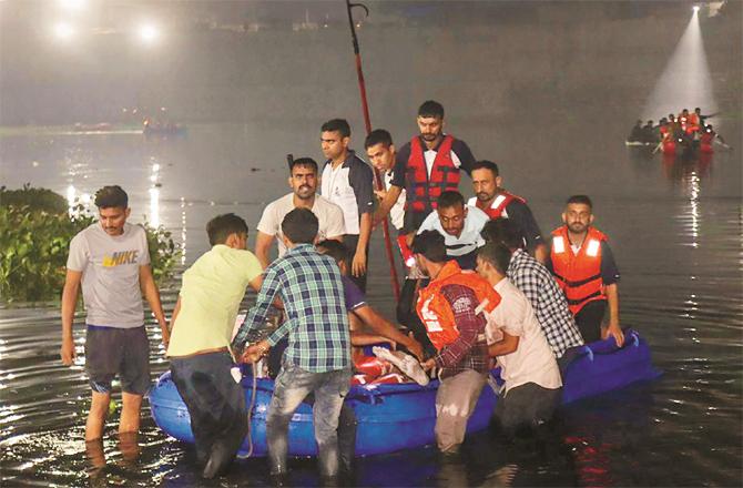 The Morbi disaster caused chaos but local fishermen saved many lives with their boats.