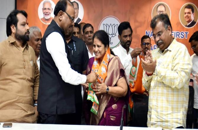 Party leaders welcoming Geeta Palericha to BJP