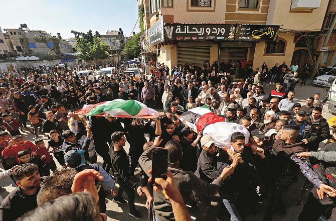 The funerals of those who died in the fire are being carried away wrapped in the flag .Picture:INN