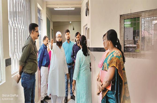 School Superintendent Nisar Khan along with other officers inspecting Aarey Colony School.