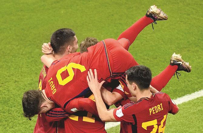  This is how the Spanish players celebrated after the victory against Costa Rica .Picture:PTI