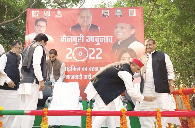Akhilesh Yadav Touching Uncle Shivpal`s Feet on Stage Amidst Rumors of Infidelity