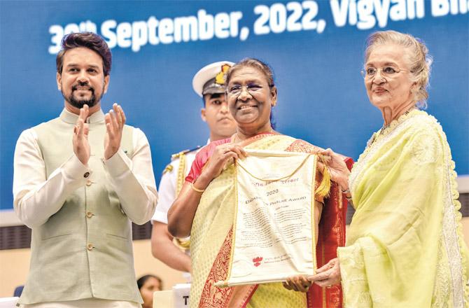 Asha Parekh excited about this prestigious honor said, “It is a great honor to receive the Dada Sahib Phalke Award.