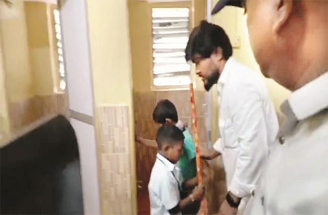 n the picture taken from the video, children are seen cleaning the toilets in Municipal School No. 19.