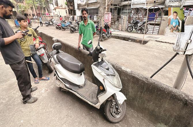 Shahnawaz Ansari near his bike. (Inset) Dead Shabiransari.