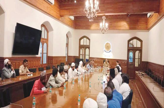 The officials and organizers can be seen in the meeting called by the Mumbai Police Commissioner regarding the Eid Milad-un-Nabi procession.
