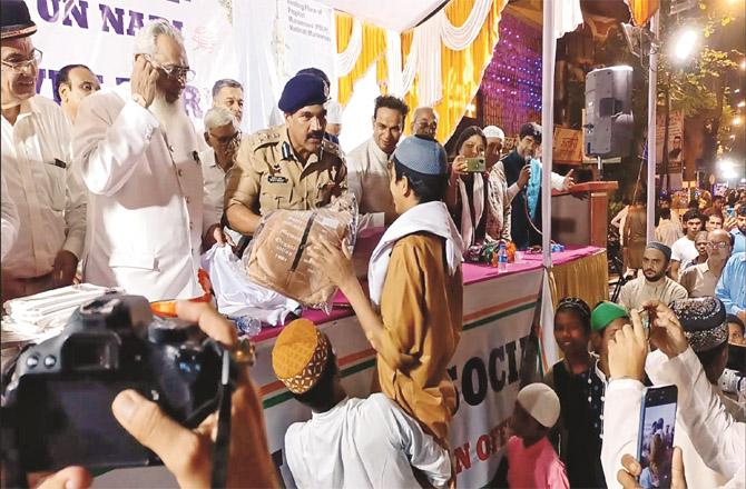Gifts were given to the poor and compatriots by various organizations while blood donation camps were also set up at various places.