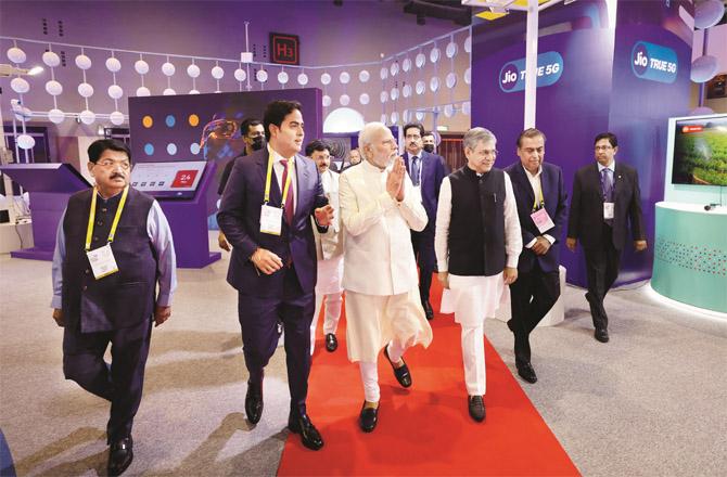 Prime Minister with industrialists on the occasion of the inauguration of 5G services.
