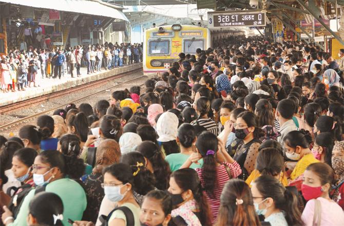 Passengers are facing inconvenience due to overcrowding in trains. (File Photo)