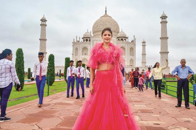Bollywood actress Pooja Batra in front of Taj Mahal. Picture:PTI