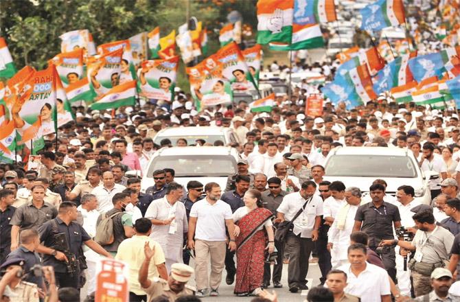 Sonia Gandhi joined the Bharat Jodo Yatra at Jakanhilli village in Mandya district on Thursday. In the picture of this occasion, Sonia and Rahul can be seen having a conversation