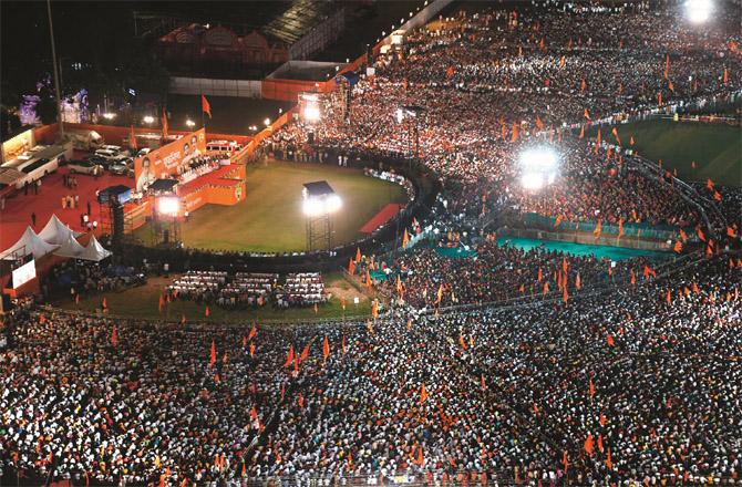 heavy crowd of Shivsinks at Uddhothakre`s Dussehra rally at Shivaji Park.