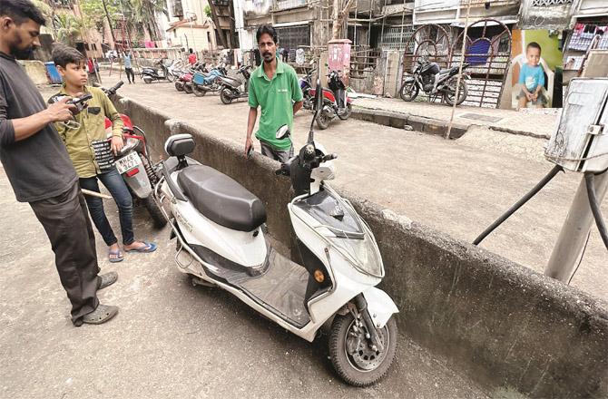 Shahnawaz Ansari near his bike. (Inset) The deceased Shabiransari.