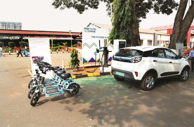 There are plans to set up vehicle charging points outside several railway stations in the city.